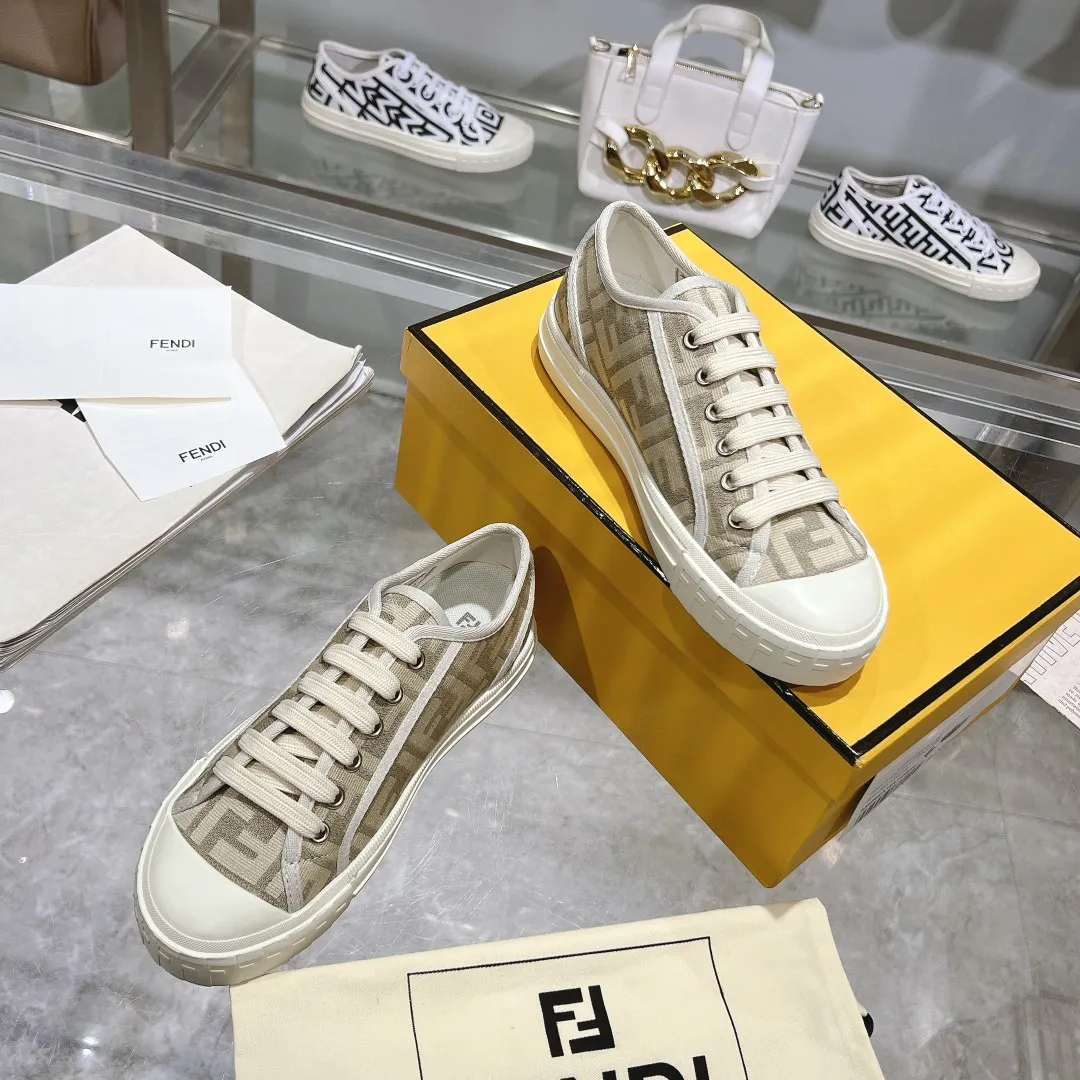 Couple style 💰460❤️Fendi Fendi's latest couple canvas shoes ❑ Fabric: Original customized imported jacquard canvas material ❑ Inner lining: Imported canvas material ❑ Sole: Original molded non-slip TPU outsole ❑ Bottom thickness: 2.5cm ❑ Size: Women's 35-40/Men's 39-45